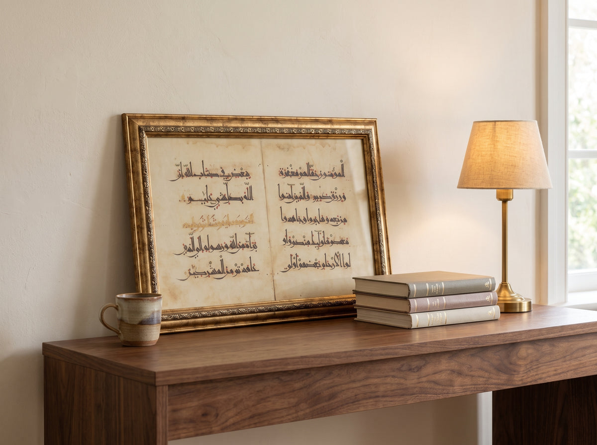 Kûfî hatlı Kur'an yaprağı, 11. yüzyıl – çerçeveli tablo 44×29 cm, konsol masasında