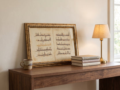 Kûfî hatlı Kur'an yaprağı, 11. yüzyıl – çerçeveli tablo 44×29 cm, konsol masasında