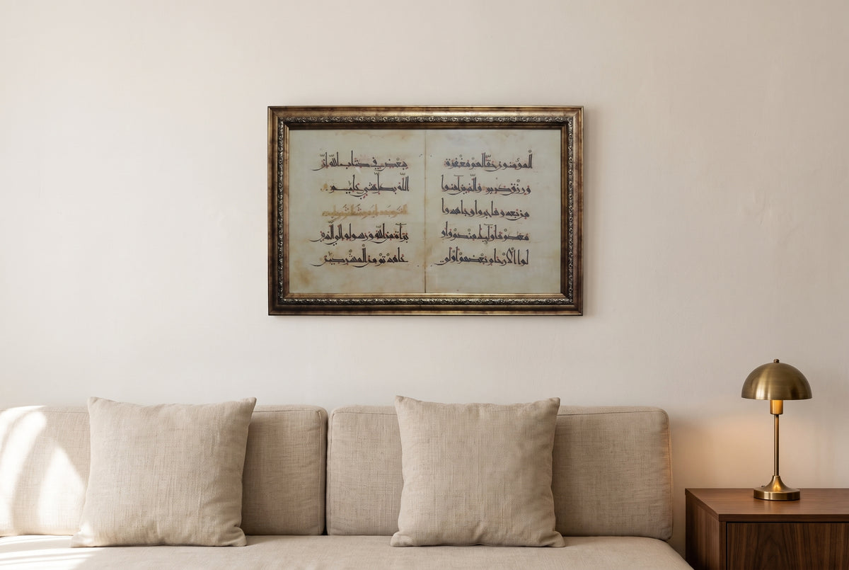 Kûfî hatlı Kur'an yaprağı, 11. yüzyıl – çerçeveli tablo 44×29 cm, salonda duvarda
